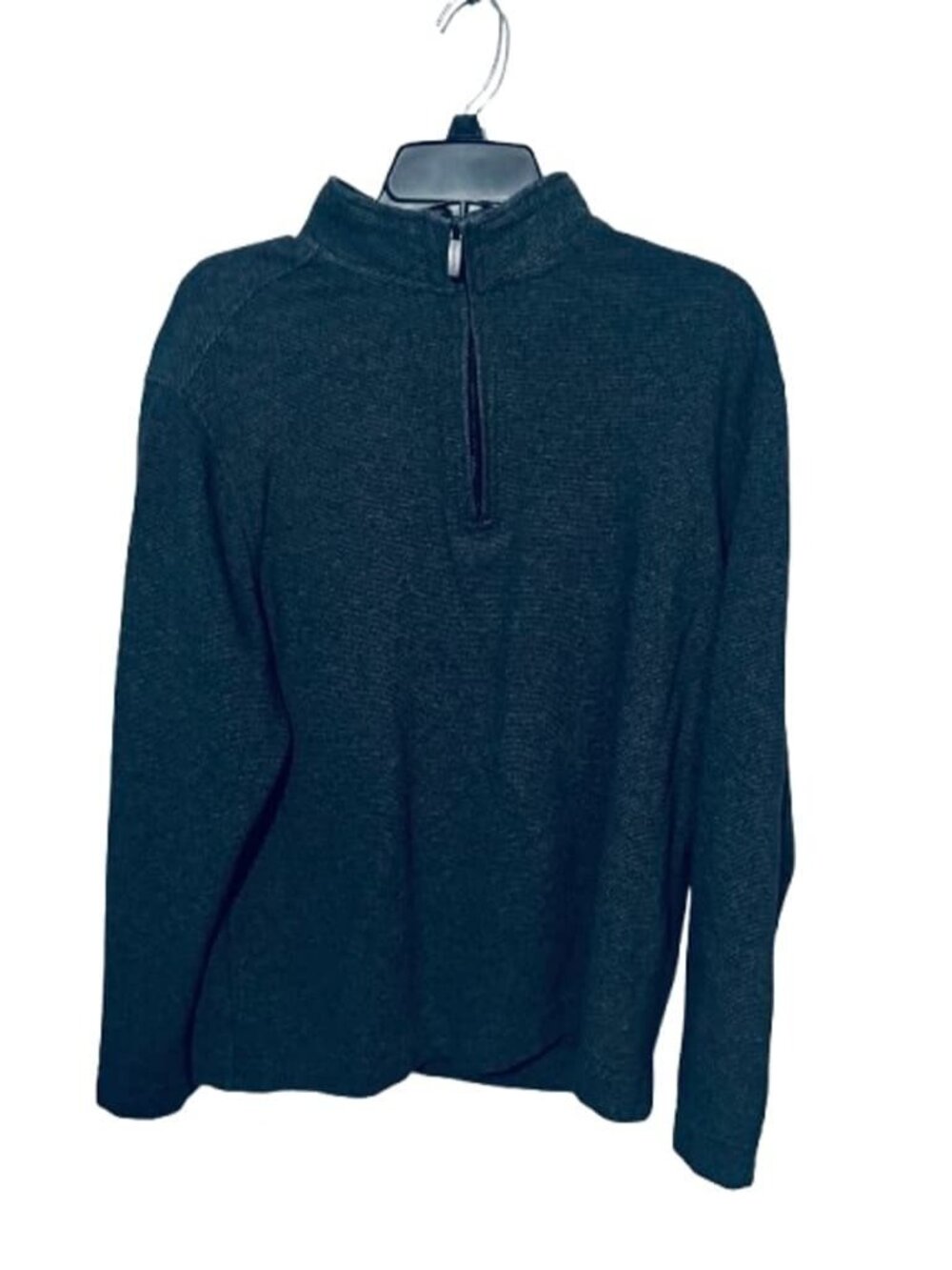 Van Heusen Classic Fit Never Tuck polyester blend sweater in size Large.